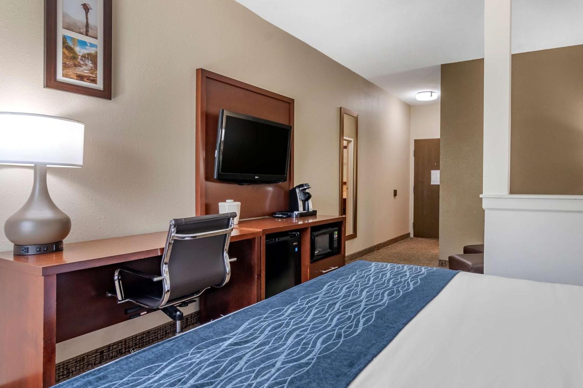 Comfort Inn & Suites Junction City - Near Fort Riley Ngoại thất bức ảnh